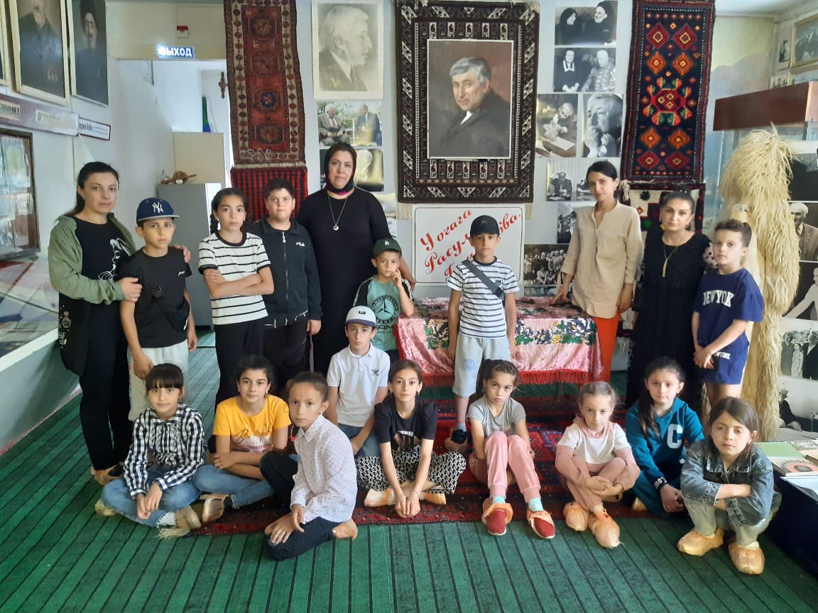 Зав.сельской библиотеки N23 Киркинского филиала ЦБС Ахмедова Ф.в Краеведческом музее с.Ахты
