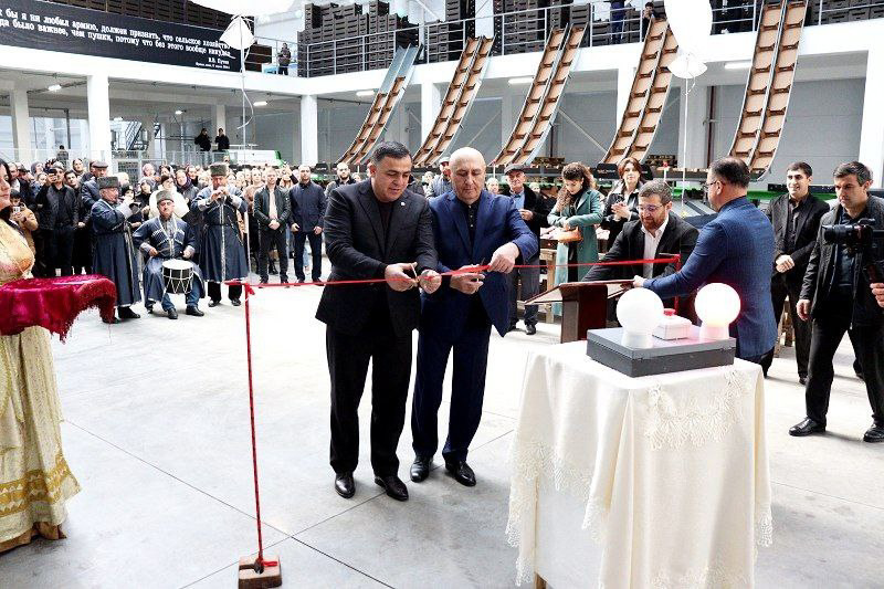 В Магарамкентском районе сегодня  состоялось важное в экономике района и республики мероприятие — открылось крупное фруктохранилище КФХ «САД» с современным технологическим оборудованием.   Старт открытию дал по видеосвязи прямо с республиканской сельскохозяйственной ярмарки , которая проходила на площади в г.Махачкала, Глава Республики Дагестан Сергей Алимович Меликов. Инвестор по инициативе которого в Магарамкентском районе реализован данный проект Керимхан Абасов доложил Главе Республики о готовности объекта в эксплуатацию и Руководитель региона дал одобрение на запуск объекта . Красную ленту торжественно перерезал Керимхан Абасов и глава района Фарид Ахмедов