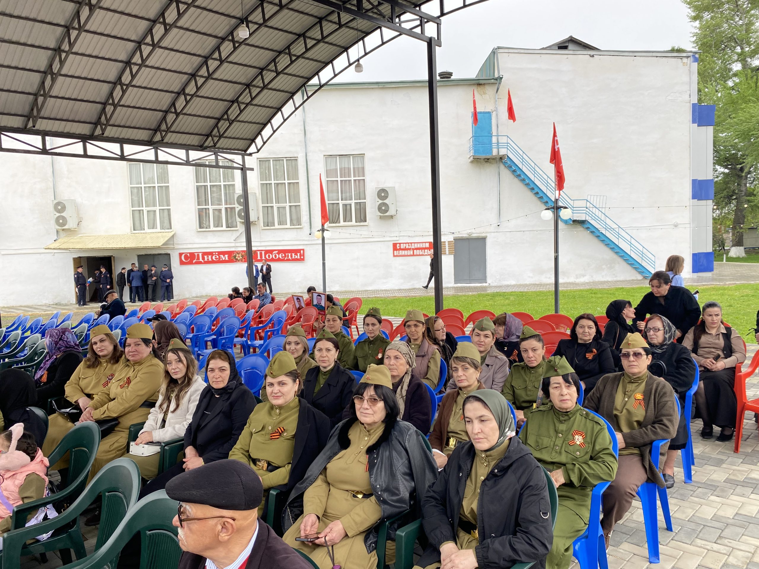 9 Мая в Магарамкентском районе торжественно отметили День Победы. В с.Магарамкент прошел  Парад Победы и шествие «Бессмертный полк»,в рамках которого с гордо поднятыми портретами дедов и отцов шли наследники Великой Победы.  В Параде Победы приняли участие глава Магарамкентского района Нариман Эфендиев’ руководители федеральных, республиканских и муниципальных структур. , органов и служб, представители всех сфер жизнедеятельности района, школьники и аксакалы, В одном ряду гордо несли Знамя Победы представители старшего и младшего поколений. Наш большой и дружный коллектив также принял участие в праздничном мероприятии